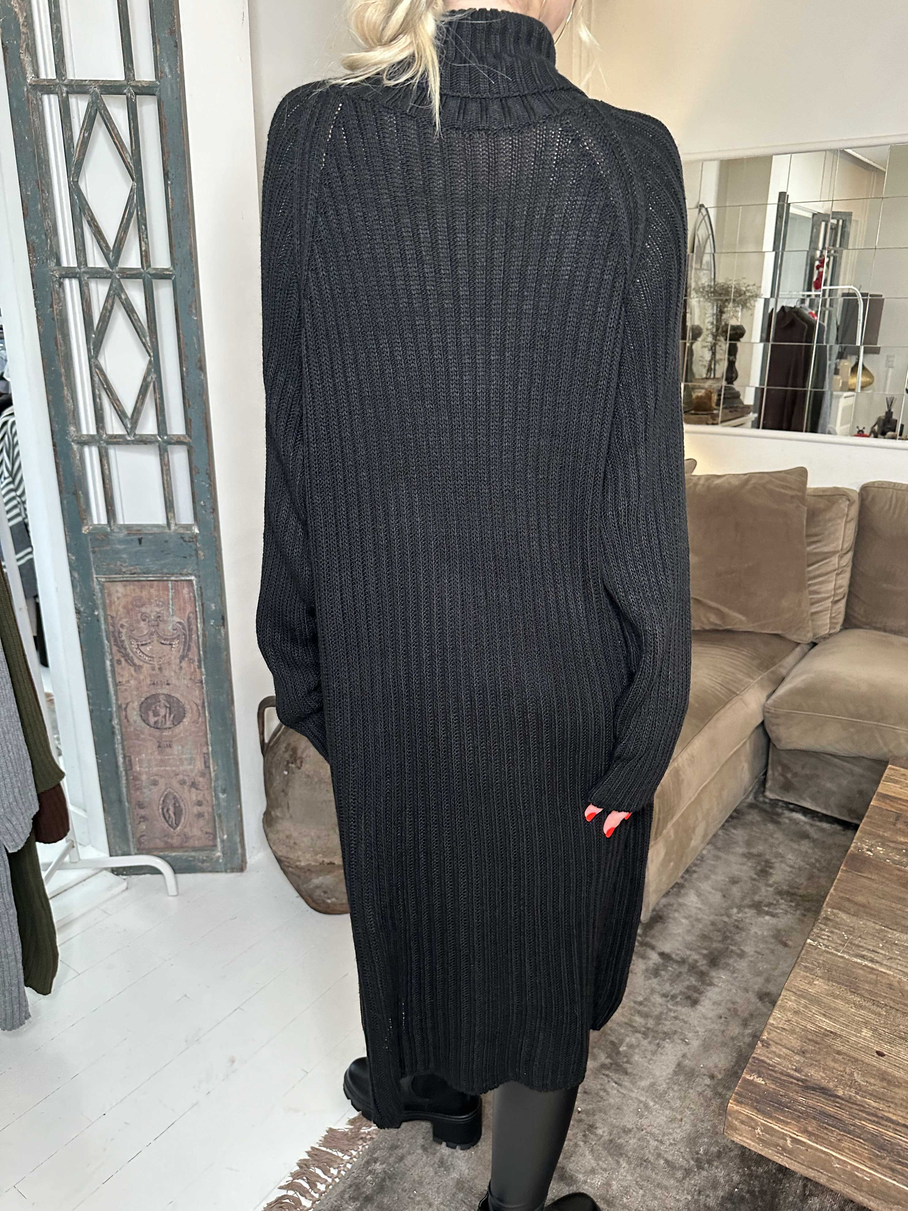 Milu - Lang strikkjole med rib